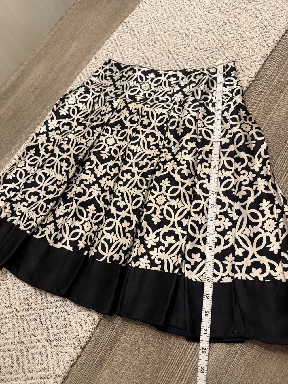 Y2K White House Black Market 100% Silk Skirt Size 0 Black Ivory Pleated
